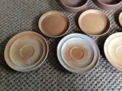 Set de 9 assiettes en grès
