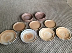 Set de 9 assiettes en grès