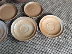 Set de 9 assiettes en grès