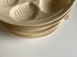 Set de 6 assiettes poisson à huitres en faience ivoire 1960