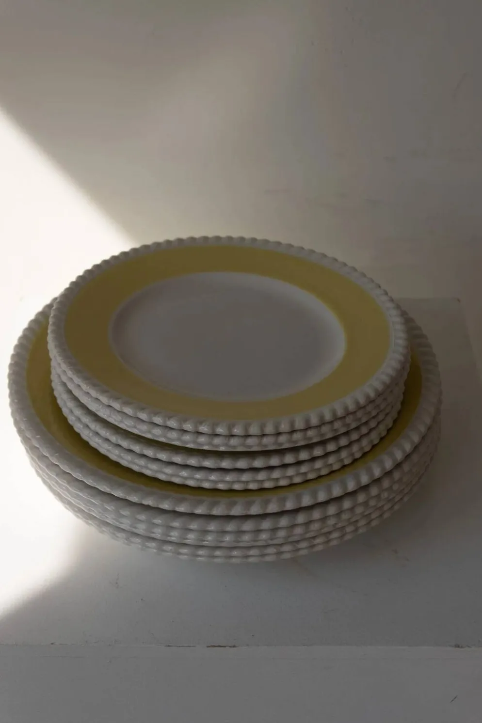 Set de bords en céramique vintage jaune beurre avec bordure swirl