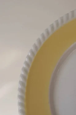Set de bords en céramique vintage jaune beurre avec bordure swirl