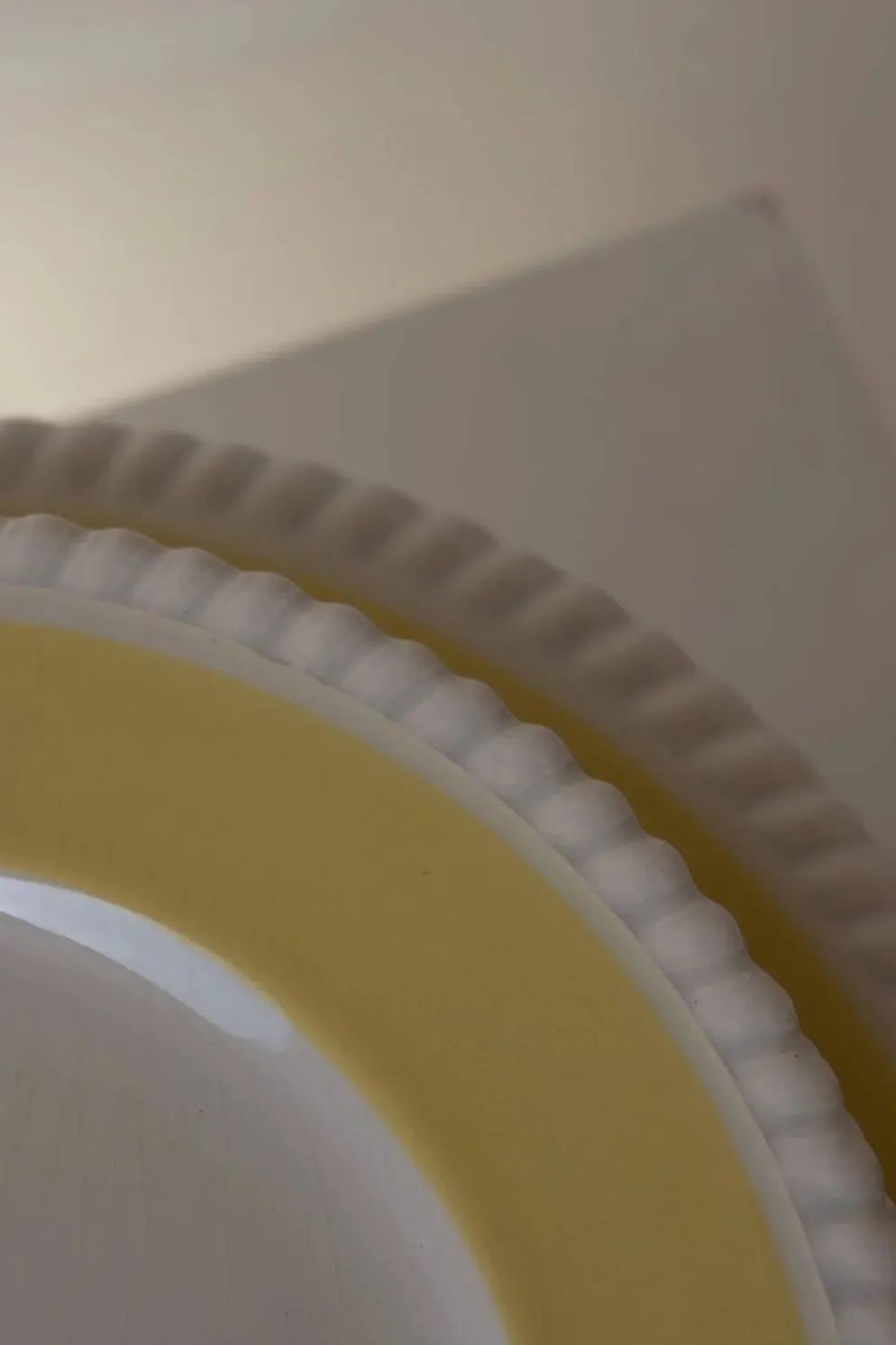 Set de bords en céramique vintage jaune beurre avec bordure swirl
