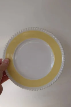 Set de bords en céramique vintage jaune beurre avec bordure swirl