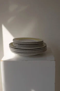 Set de bords en céramique vintage jaune beurre avec bordure swirl