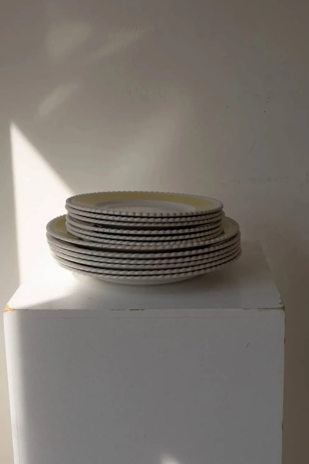 Set de bords en céramique vintage jaune beurre avec bordure swirl