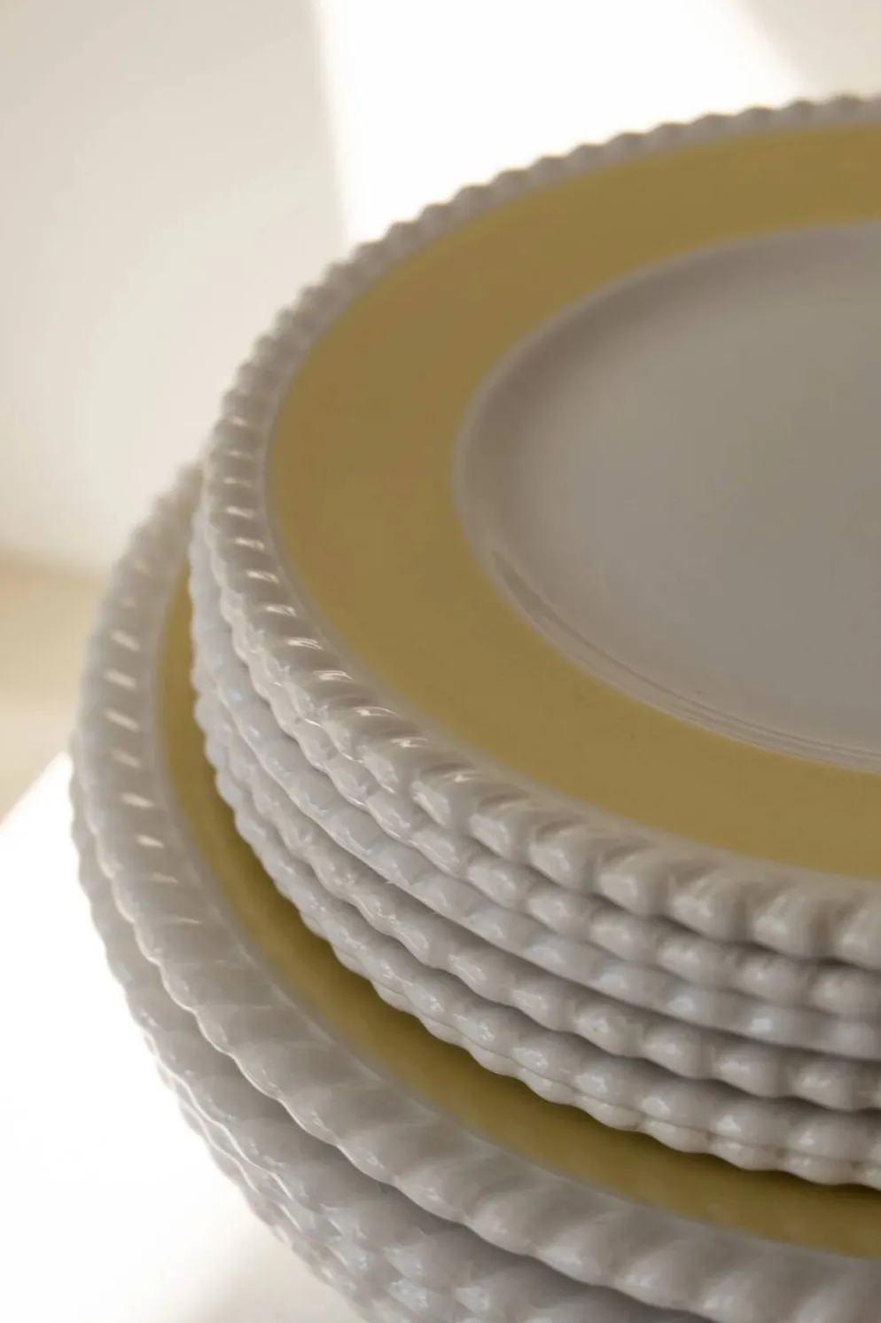 Set de bords en céramique vintage jaune beurre avec bordure swirl
