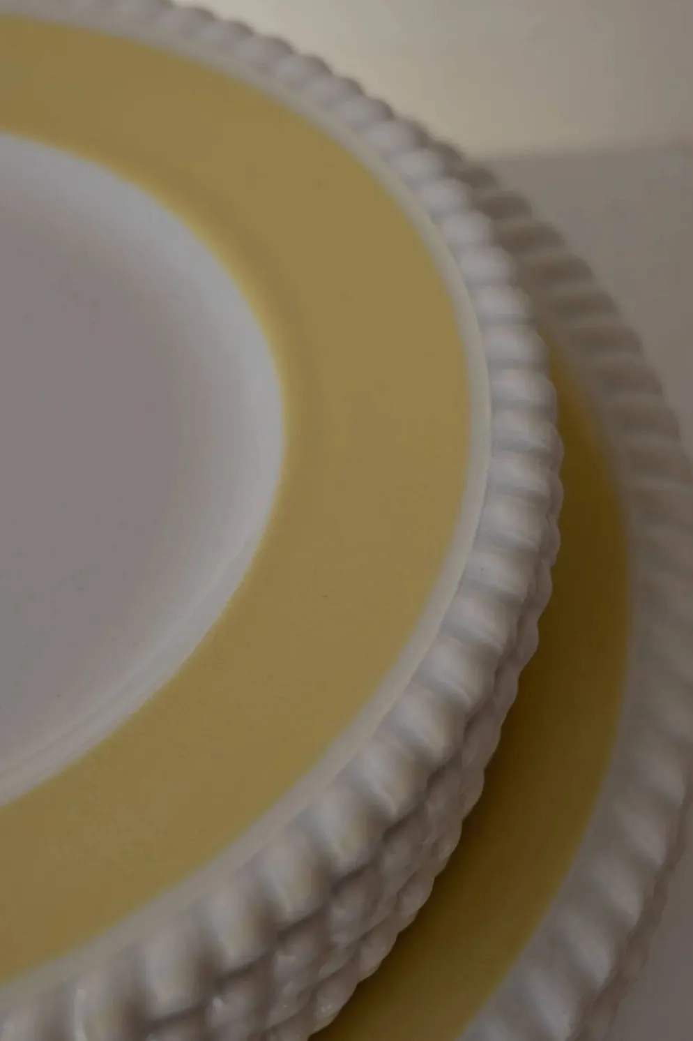 Set de bords en céramique vintage jaune beurre avec bordure swirl