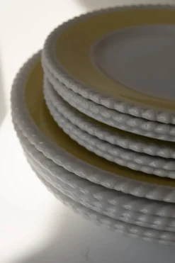 Set de bords en céramique vintage jaune beurre avec bordure swirl