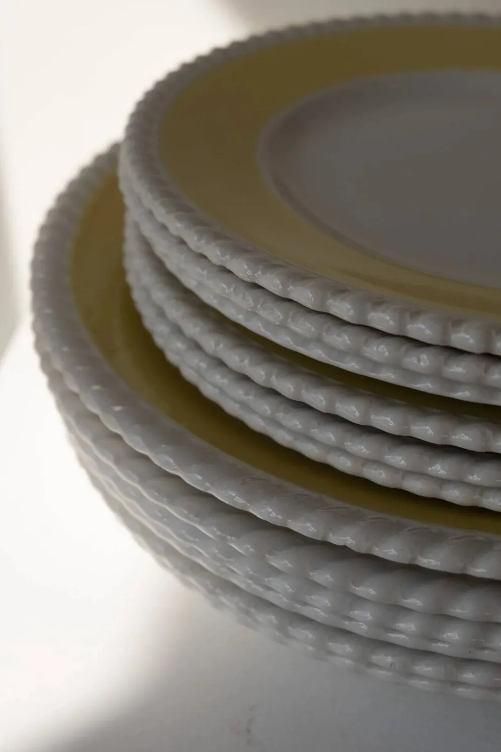 Set de bords en céramique vintage jaune beurre avec bordure swirl