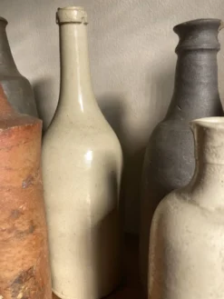 Set de 6 bouteilles de grès et terre cuite 1900-1930