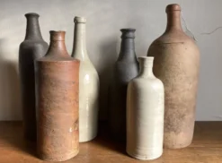 Set de 6 bouteilles de grès et terre cuite 1900-1930