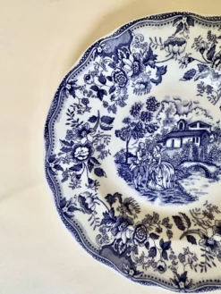 Set de cinq assiettes creuses anglaises, en céramique ironstone, scène romantique