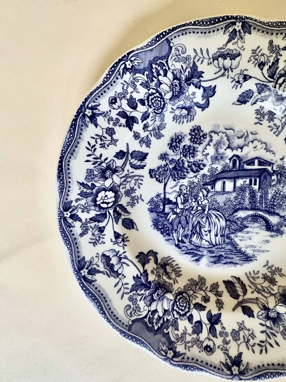 Set de cinq assiettes creuses anglaises, en céramique ironstone, scène romantique