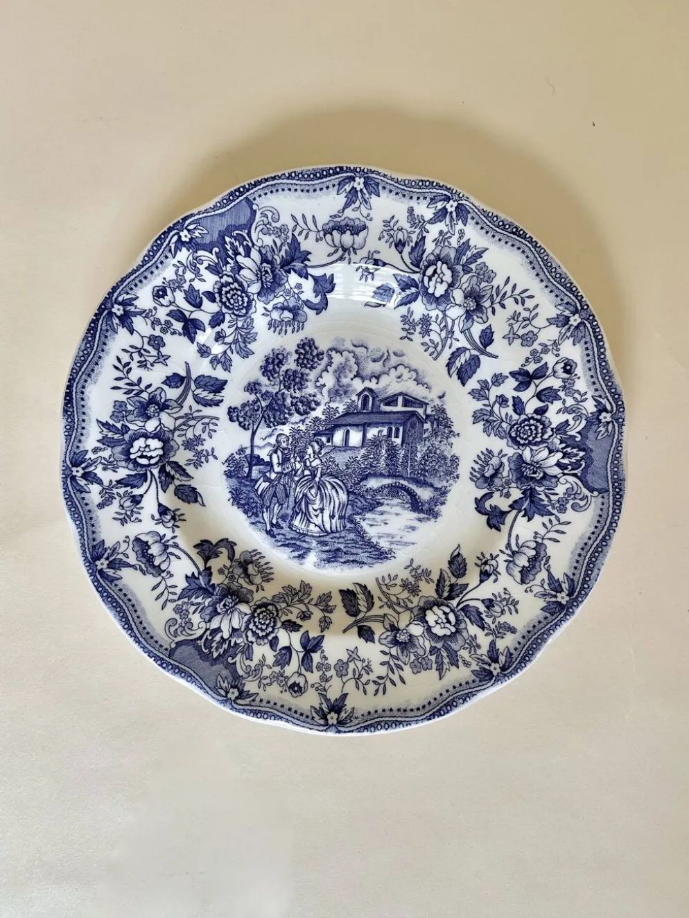 Set de cinq assiettes creuses anglaises, en céramique ironstone, scène romantique