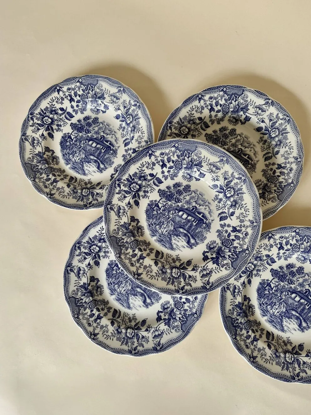 Set de cinq assiettes creuses anglaises, en céramique ironstone, scène romantique