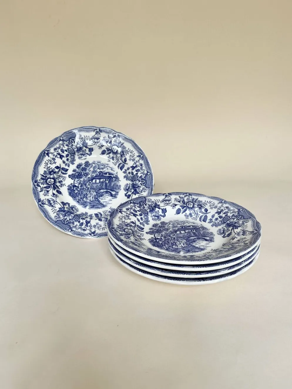 Set de cinq assiettes creuses anglaises, en céramique ironstone, scène romantique