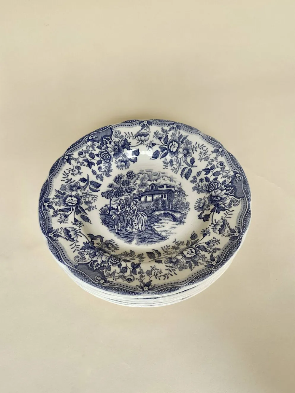 Set de cinq assiettes creuses anglaises, en céramique ironstone, scène romantique