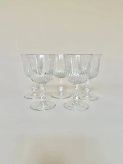 Set de cinq verres à vin