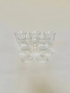 Set de cinq verres à vin