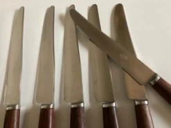 Set de 9 couteaux à manche de bois de palissandre mid century