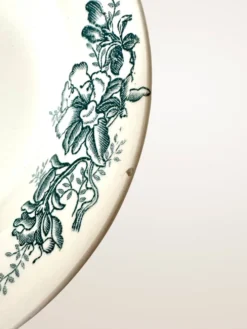 Set de neuf assiettes creuses en faïence de Givors, modèle « Floreal »