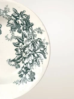 Set de neuf assiettes creuses en faïence de Givors, modèle « Floreal »