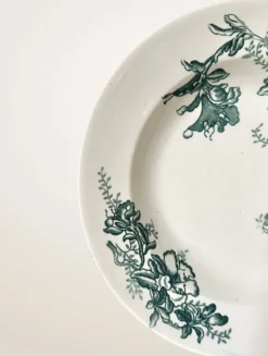 Set de neuf assiettes creuses en faïence de Givors, modèle « Floreal »