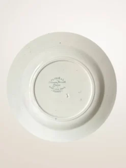 Set de neuf assiettes creuses en faïence de Givors, modèle « Floreal »