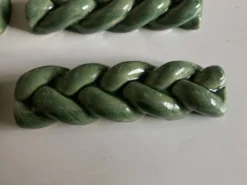 Set de 6 porte-couteaux en terre vernissée tressée verte