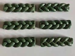 Set de 6 porte-couteaux en terre vernissée tressée verte