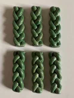 Set de 6 porte-couteaux en terre vernissée tressée verte