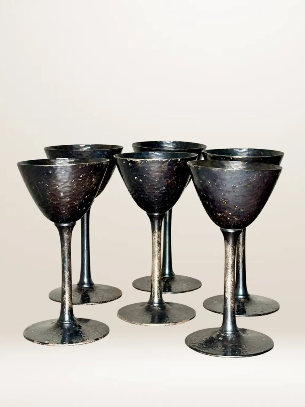 Set de six verres à pied en métal martelé