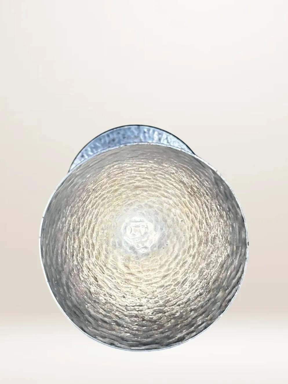 Set de six verres à pied en métal martelé