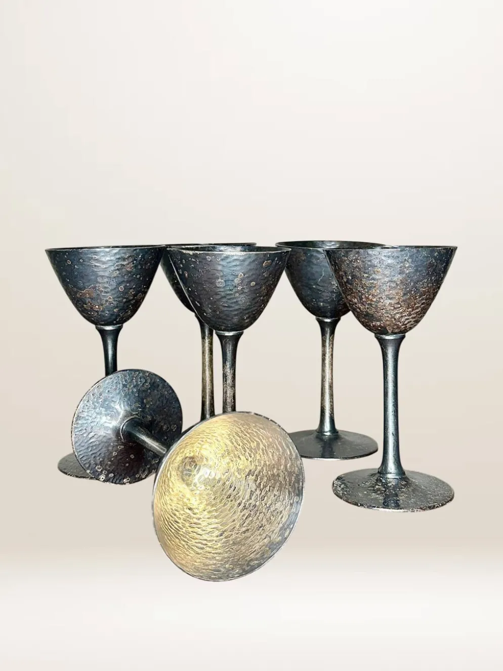 Set de six verres à pied en métal martelé