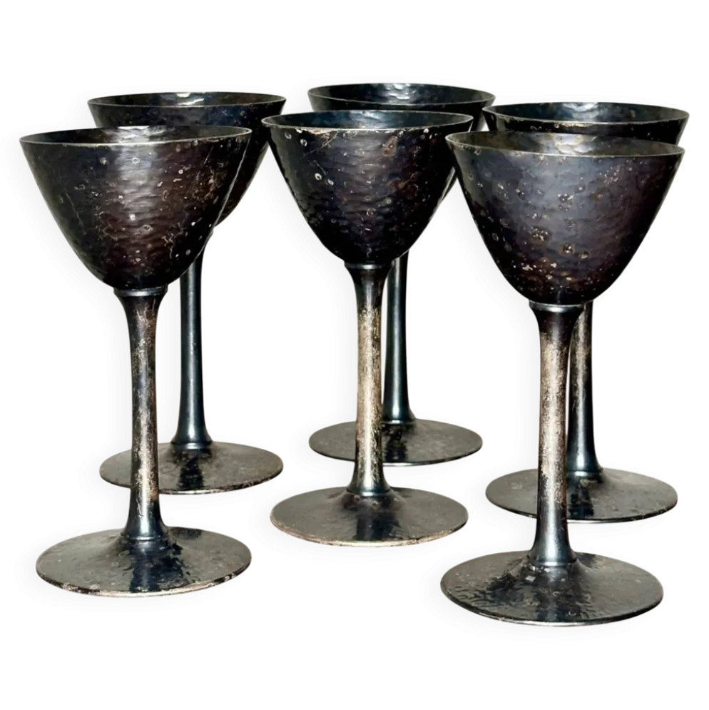 Set de six verres à pied en métal martelé