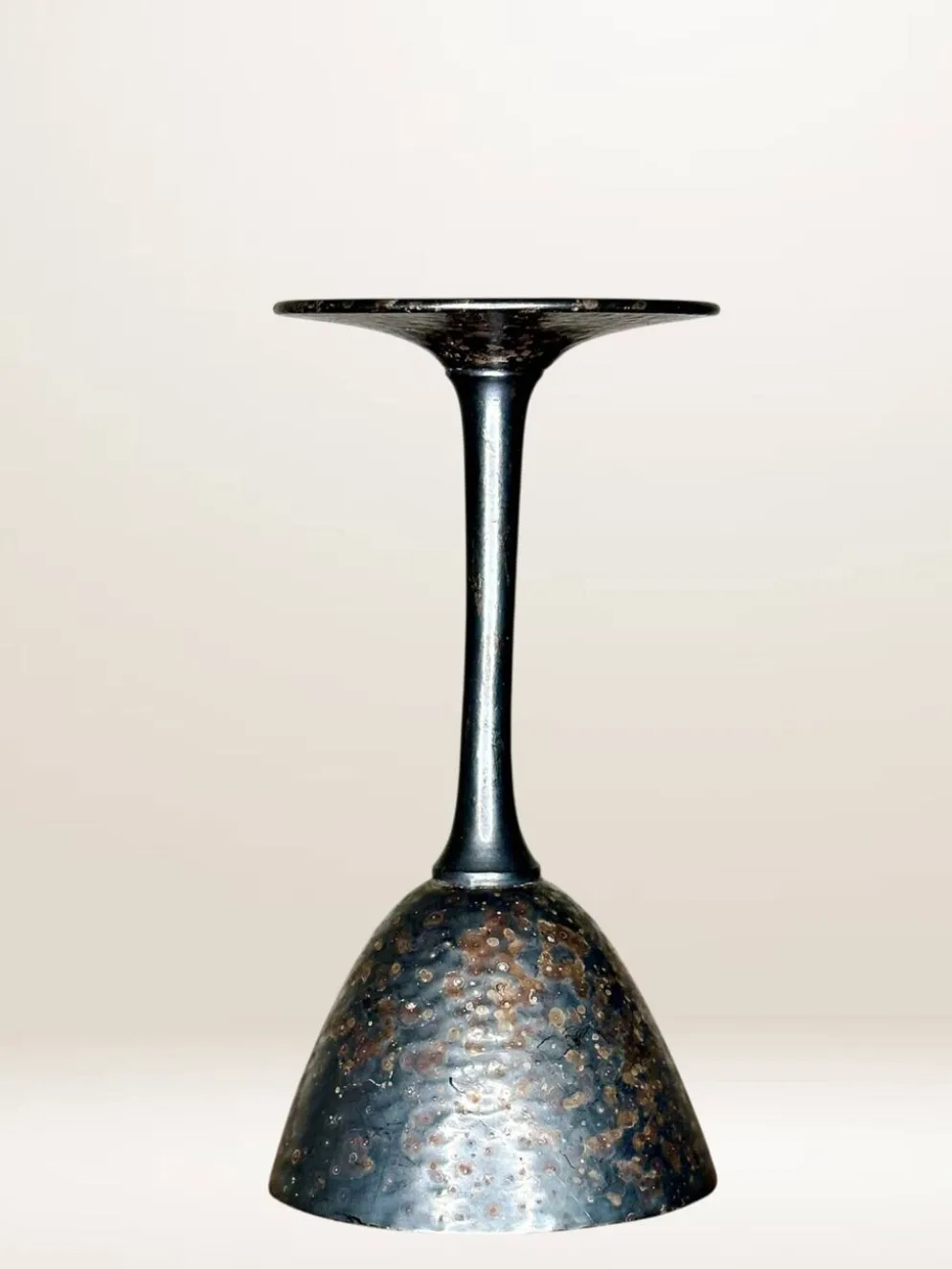 Set de six verres à pied en métal martelé