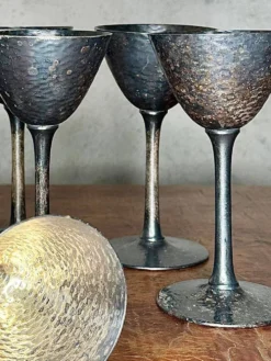 Set de six verres à pied en métal martelé
