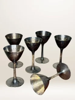 Set de six verres à pied en métal martelé