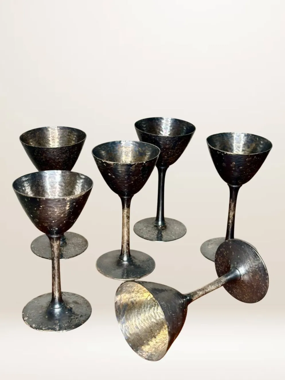 Set de six verres à pied en métal martelé