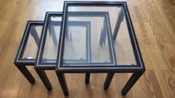 Set de 3 tables gigognes Pierre Vandel métal laqué bleu et plateau en verre, Français 1970 Vintage