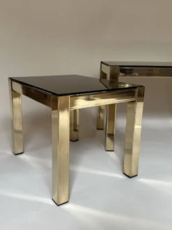 Set de trois tables d'appoint gigognes en laiton et miroir fumé