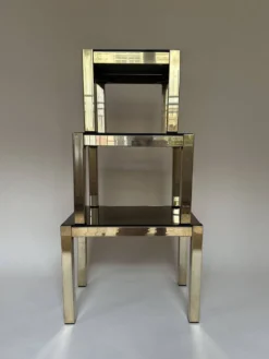 Set de trois tables d'appoint gigognes en laiton et miroir fumé