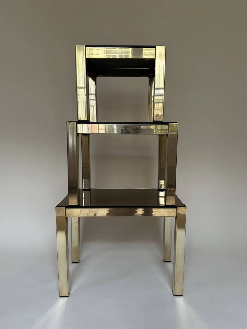 Set de trois tables d'appoint gigognes en laiton et miroir fumé