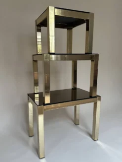 Set de trois tables d'appoint gigognes en laiton et miroir fumé