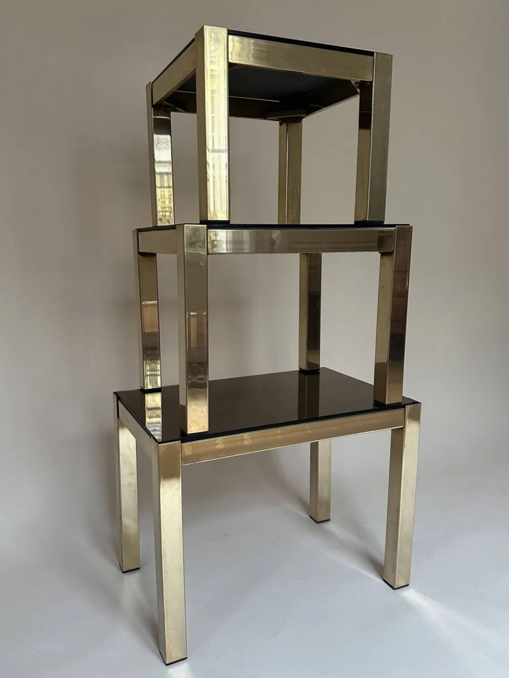 Set de trois tables d'appoint gigognes en laiton et miroir fumé