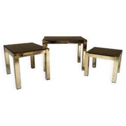 Set de trois tables d'appoint gigognes en laiton et miroir fumé