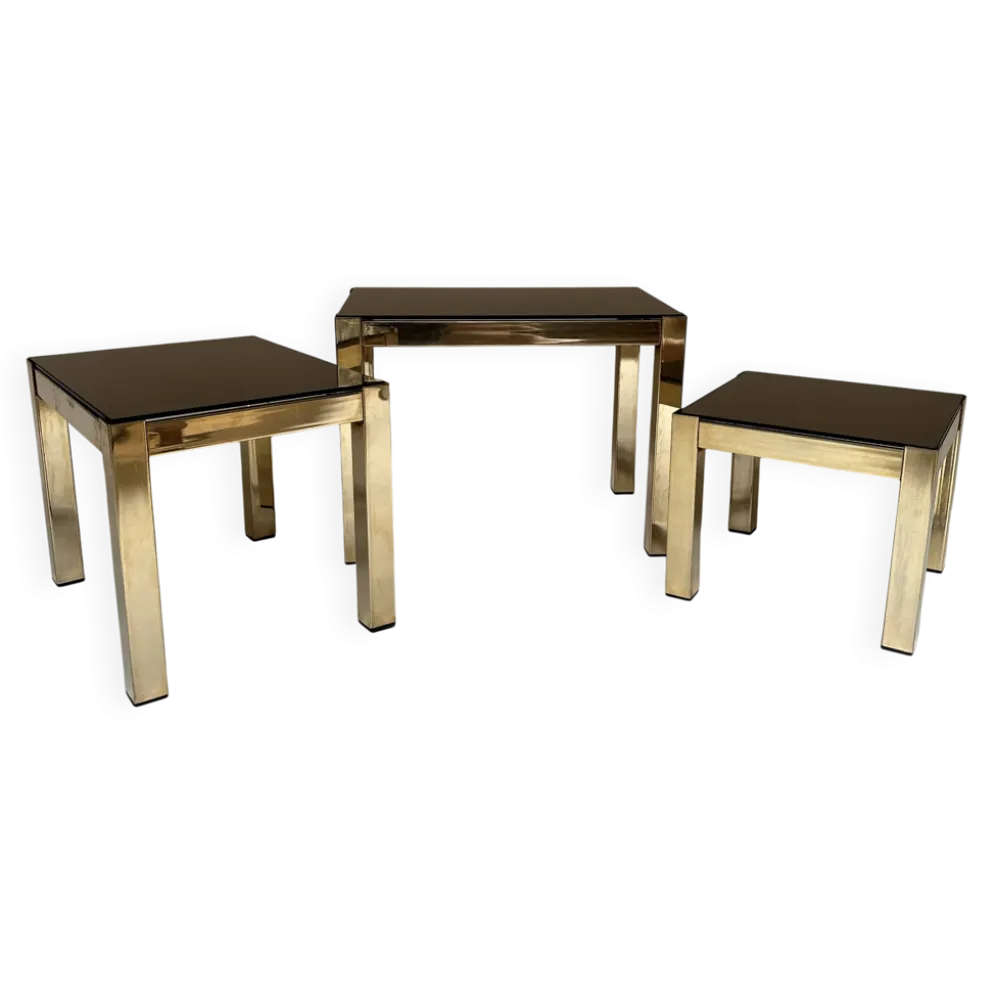 Set de trois tables d'appoint gigognes en laiton et miroir fumé