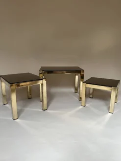 Set de trois tables d'appoint gigognes en laiton et miroir fumé