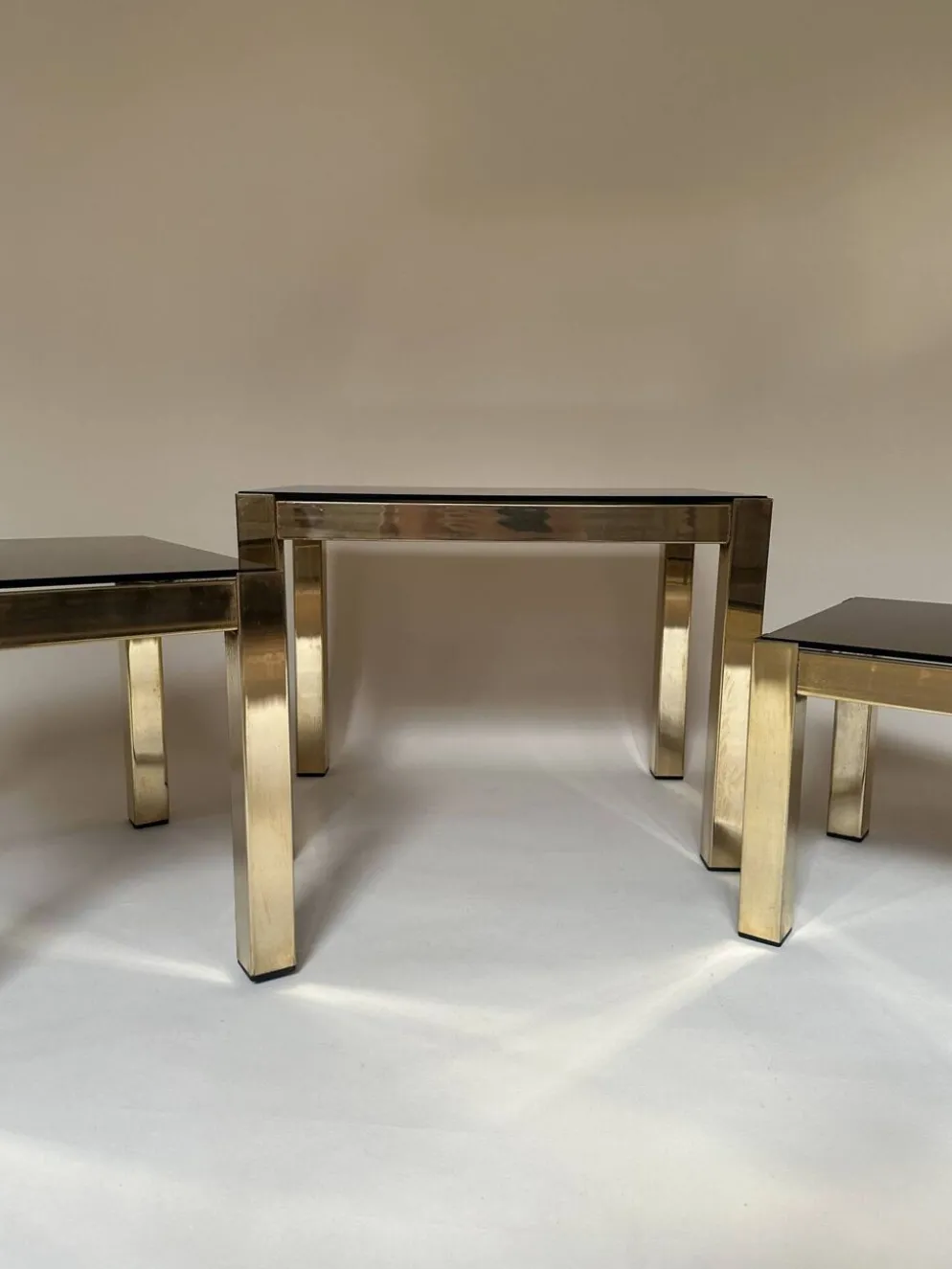 Set de trois tables d'appoint gigognes en laiton et miroir fumé